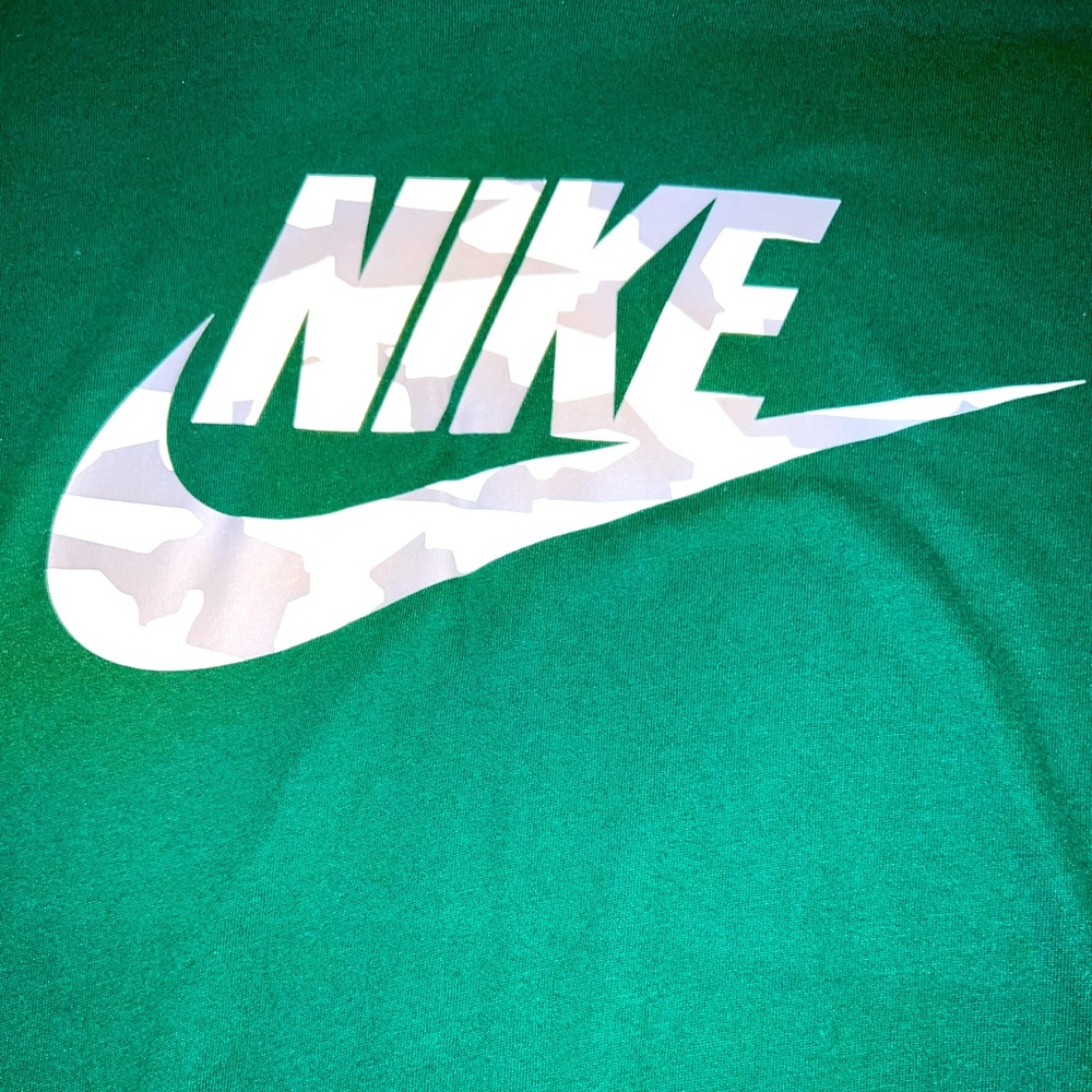 Mens NWT green nike shirt